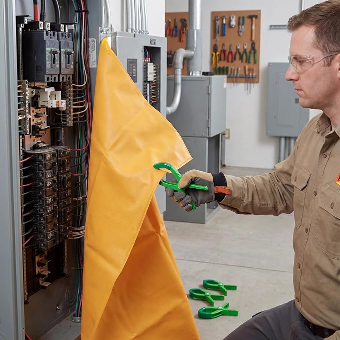 20KV EVA Electrical Insulating Blanket, 2'×2.6' High Voltage Safety Insulation Cover with 4 Insulated Fixing Clips for Live Electrical Maintenance